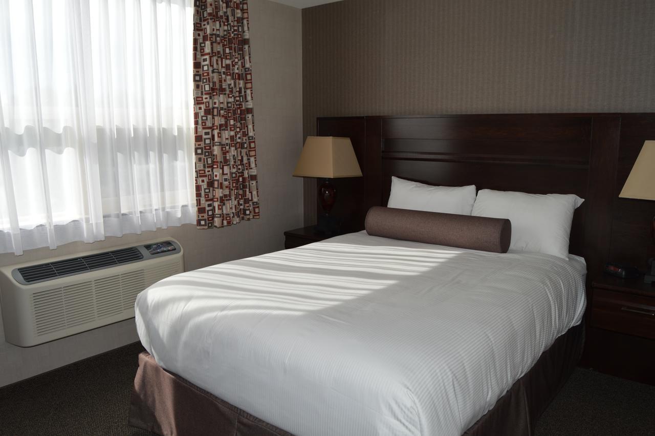 Cobble Creek Lodge Maple Creek Bagian luar foto